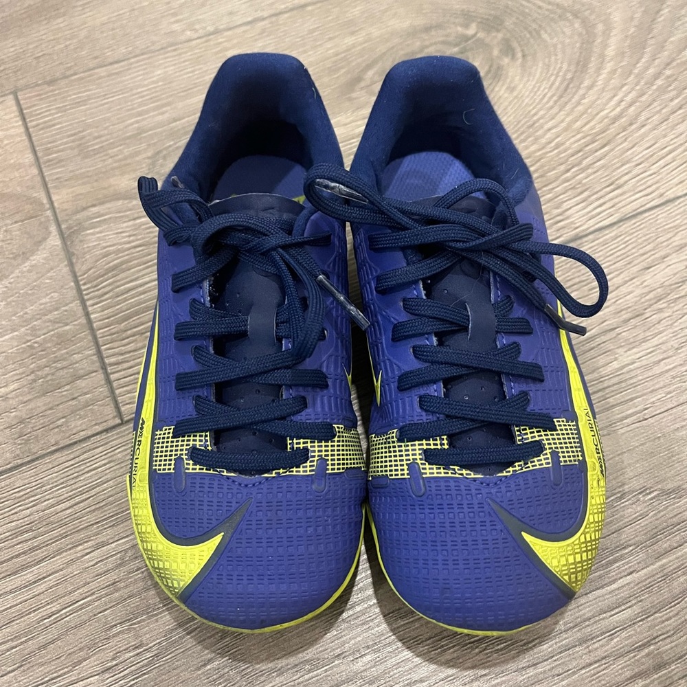 Nike tuff soccer shoe size 11.5